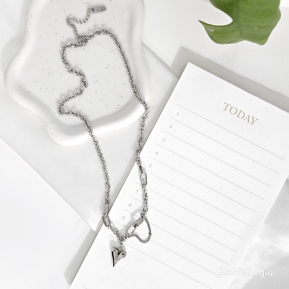 NEW 18K White Gold Plated Silver Tone Asymmetric Chain Link Heart Charm Necklace - Picture 3 of 8